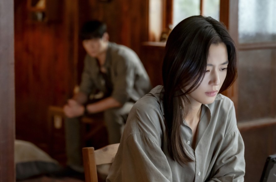 全智賢新劇《暴風圈》9/10 首播！美女外交官、秘密特工點燃危險愛情，導演大讚：「姜棟元帥到女性都會愛上他！」