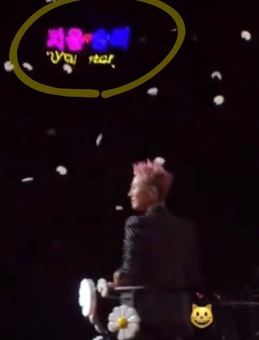 BIGBANG 鐵粉全傻眼！GD 香港世巡開唱，多位觀眾竟舉「勝利回歸」燈牌掀爭議