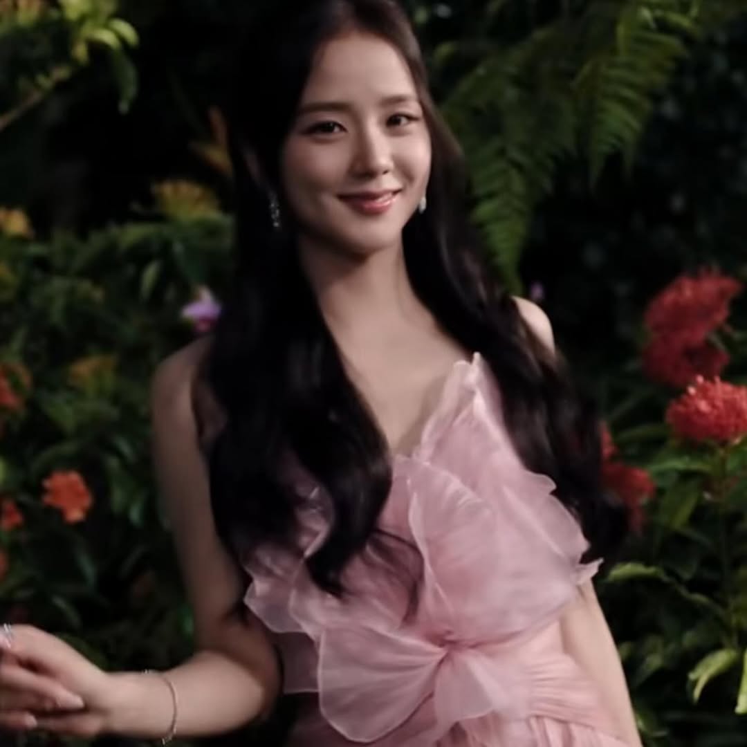 最美時尚寵兒！Jisoo 曬全新水鑽訂製服，Dior、Tommy Hilfiger全為她量身打造華麗表演裝！