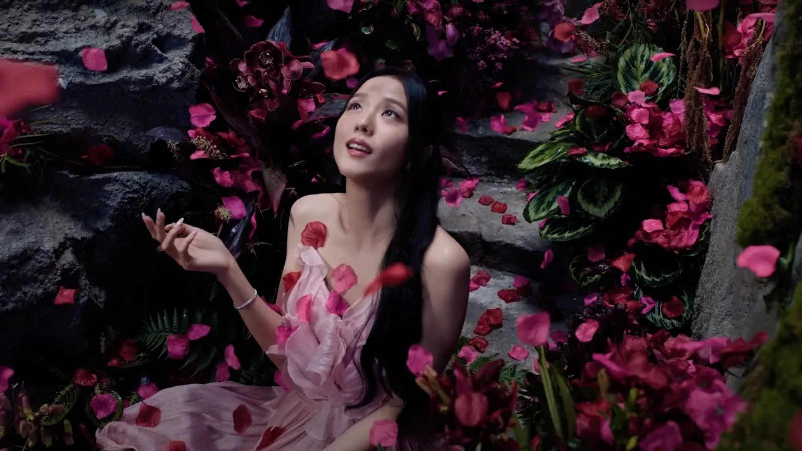 最美時尚寵兒！Jisoo 曬全新水鑽訂製服，Dior、Tommy Hilfiger全為她量身打造華麗表演裝！