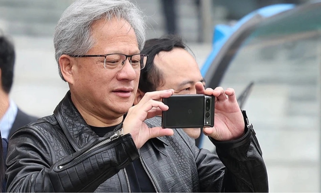 黃仁勳透露，喜歡Pixel手機是因為它是一個純凈的Android系統，沒有多餘的附加內容，簡單而乾淨，使用起來非常順暢。