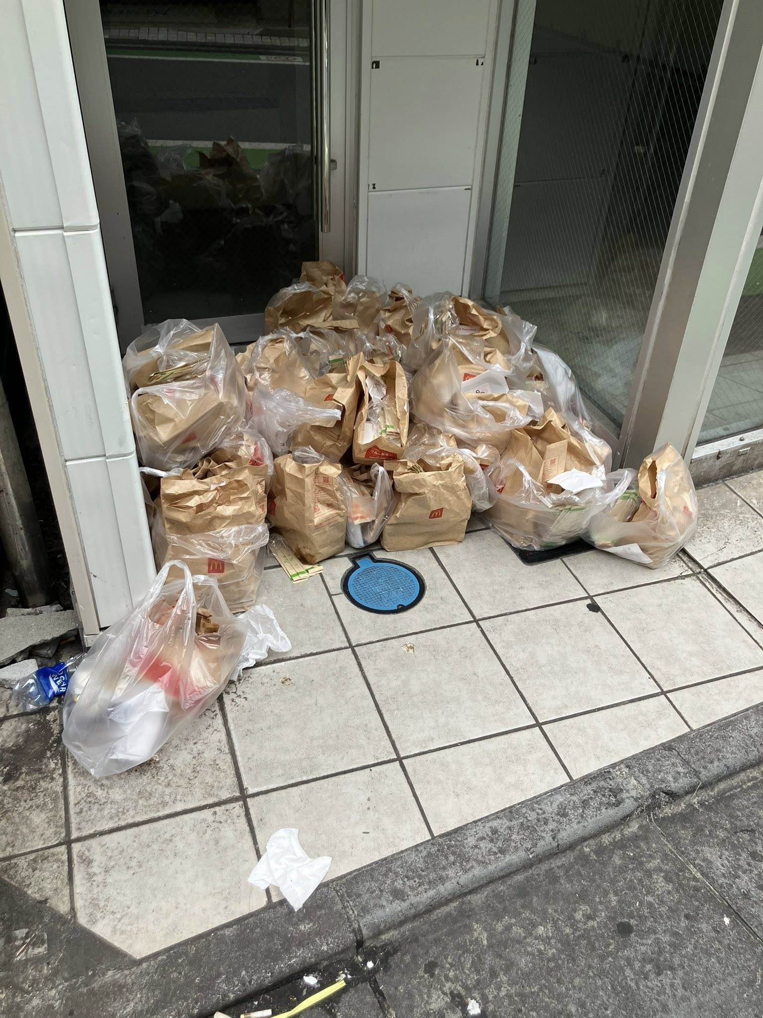 麥當勞兒童餐送「皮卡丘卡牌」亂象再起！黃牛丟棄大量餐點引熱議