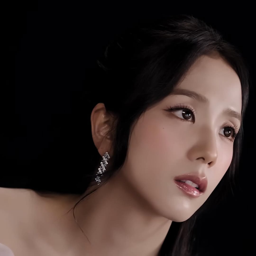 最美時尚寵兒！Jisoo 曬全新水鑽訂製服，Dior、Tommy Hilfiger全為她量身打造華麗表演裝！