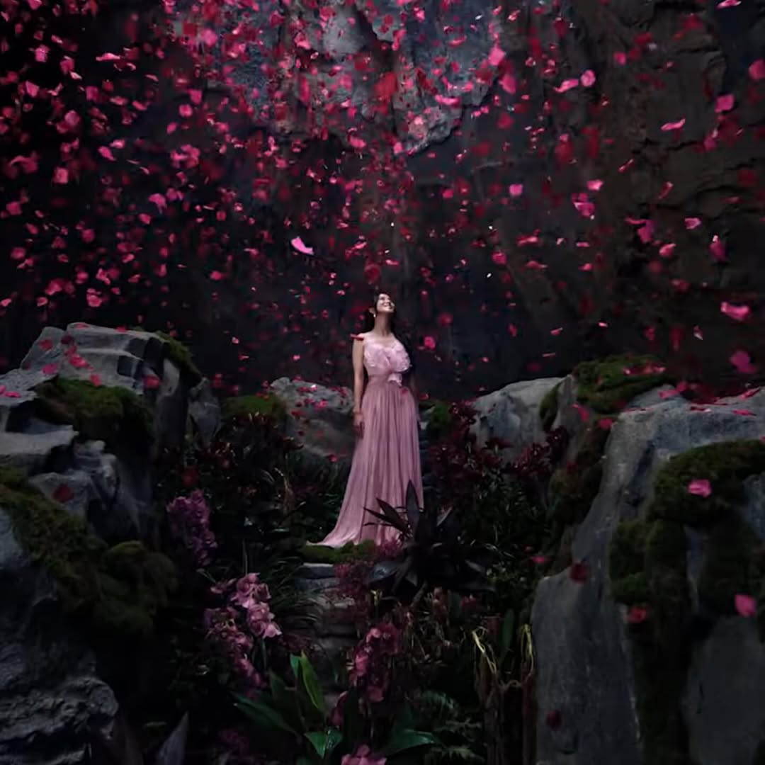 最美時尚寵兒！Jisoo 曬全新水鑽訂製服，Dior、Tommy Hilfiger全為她量身打造華麗表演裝！