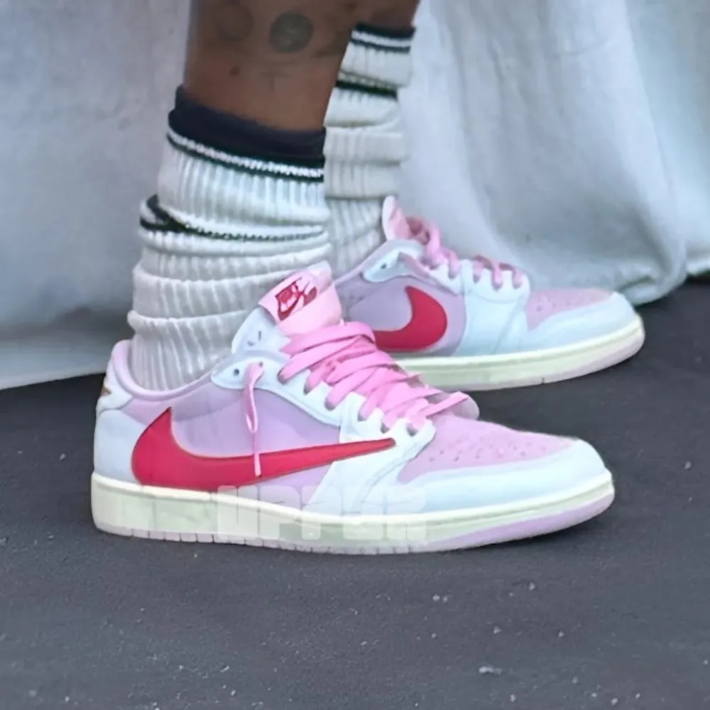 最中性的倒鉤？Travis Scott 親曝 Air Jordan 1 Low 最新粉白配色
