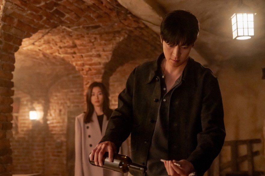 全智賢新劇《暴風圈》9/10 首播！美女外交官、秘密特工點燃危險愛情，導演大讚：「姜棟元帥到女性都會愛上他！」