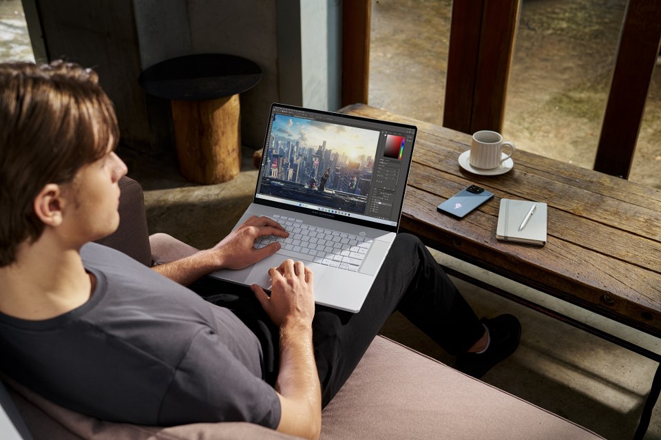 購買指定顯示卡筆電／桌機 登錄送AI實戰攻略電子書，提升AI即戰力。