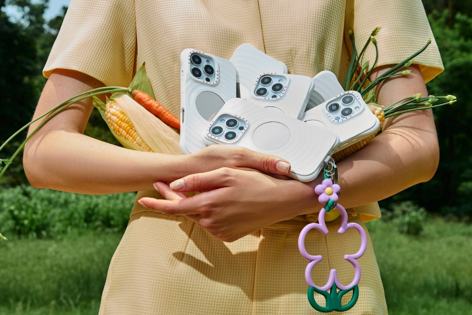 Essentials by CASETiFY™ 系列推出全新「波紋鏡面手機殼」