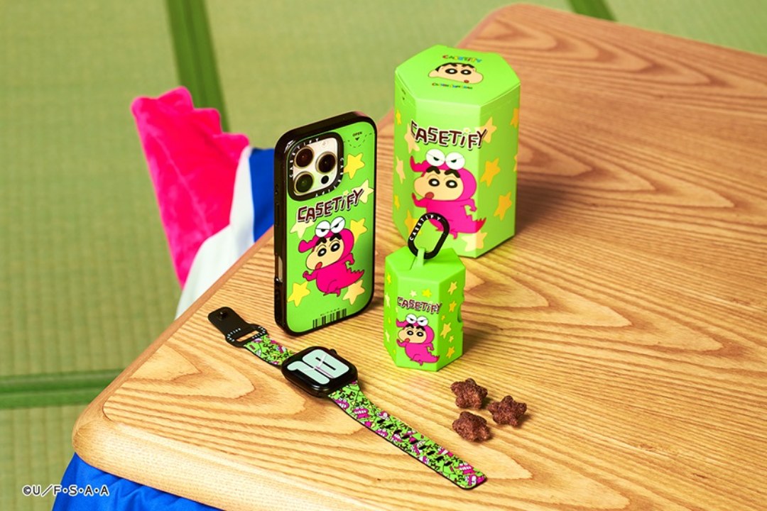 「巧克比珍藏版耳機保護殼」將小新最愛的零食化身為超立體造型耳機保護殼,連餅乾袋上的吉祥物鱷魚阿山也一同登場!
