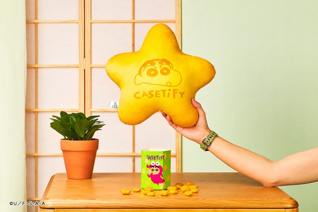 蠟筆小新 x CASETiFY 聯名系列也推出等比例放大的巧克比造型抱枕,靈感同樣來自小新最愛的零食,將動漫裡的童年回憶完美還原