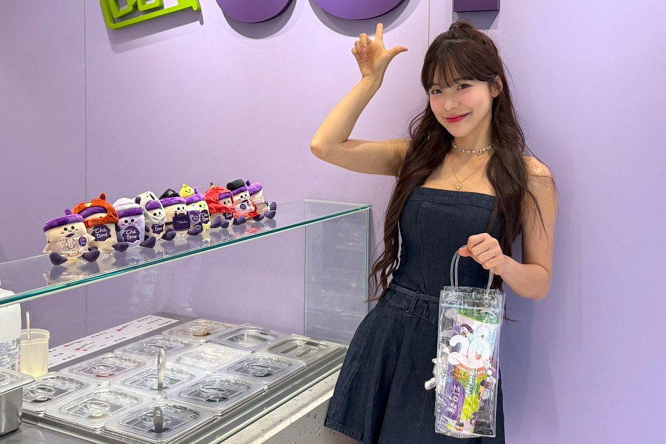 李多慧驚喜助陣，親自開箱本次限定的「茶太娃娃」系列。
