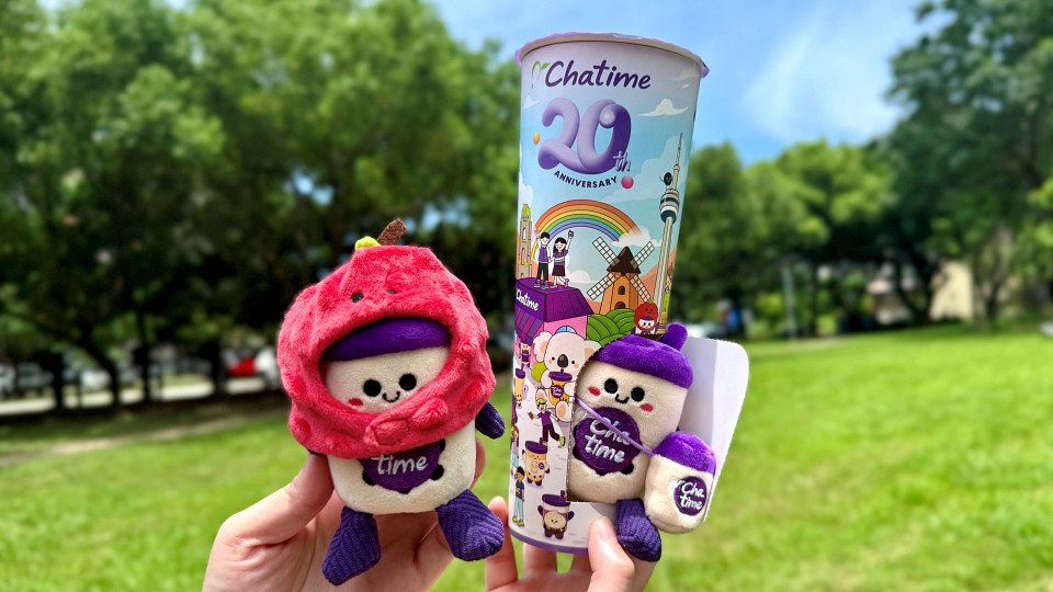 日出茶太歡慶20週年，以「CHARM THE WORLD 帶著世界的聲音回台灣」為主題，推出限量「茶太娃娃盲盒套組」。