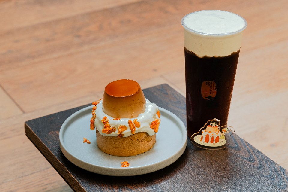 大茗本位製茶堂X莫恩先生聯名「酪梨奶蓋鐵觀音布丁」售價350元