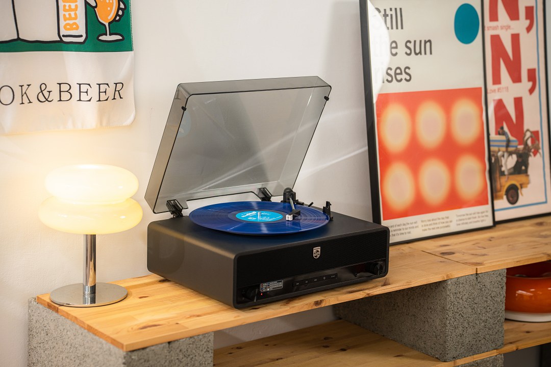 黑膠風潮回歸！PHILIPS 推出百年紀念 TAV3000 黑膠唱片機，顏值高還好上手