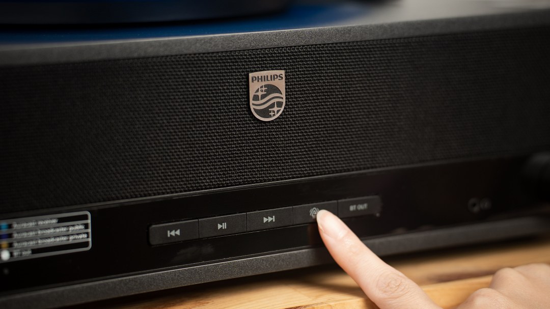 黑膠風潮回歸！PHILIPS 推出百年紀念 TAV3000 黑膠唱片機，顏值高還好上手