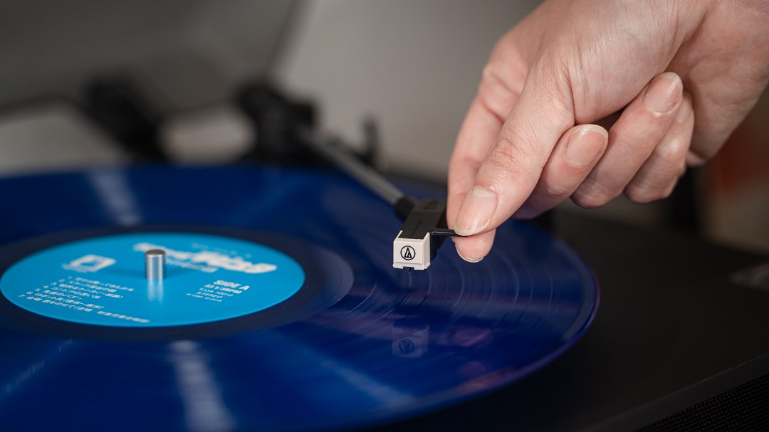 黑膠風潮回歸！PHILIPS 推出百年紀念 TAV3000 黑膠唱片機，顏值高還好上手