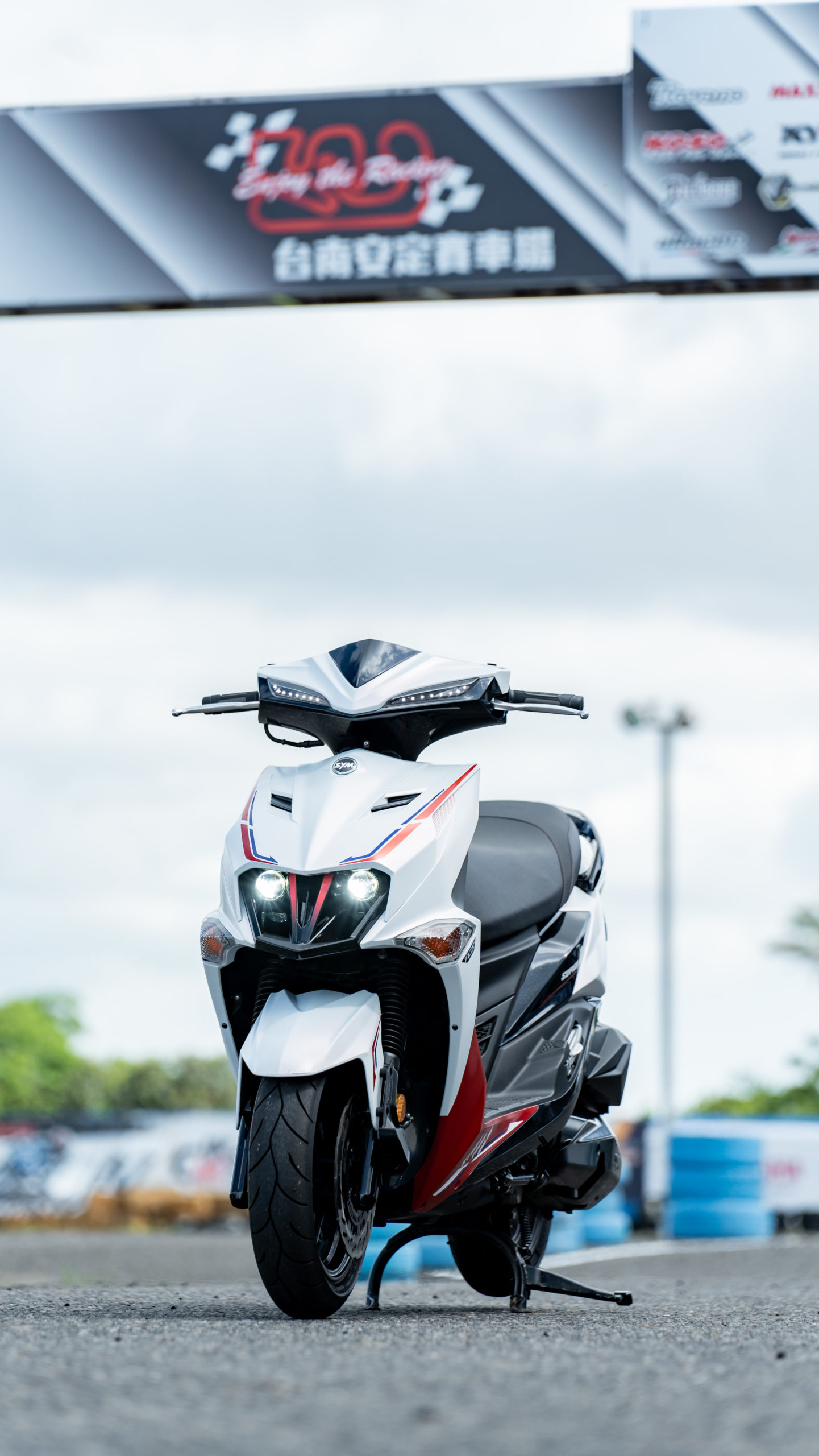 山道型男看過來！想得到翻山越嶺的穩定性，就得有賽車級性能的坐騎撐腰！SYM JET SL+Super C讓馬力性能LEVEL UP!