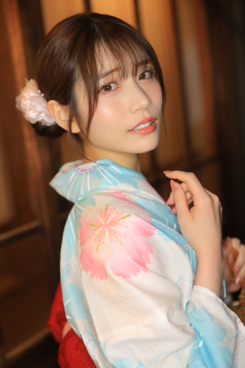 淡妝現身信義區街頭！河北彩伽 經紀人驚喜公開「逛街穿搭」，令粉絲驚讚：吃漂亮長大