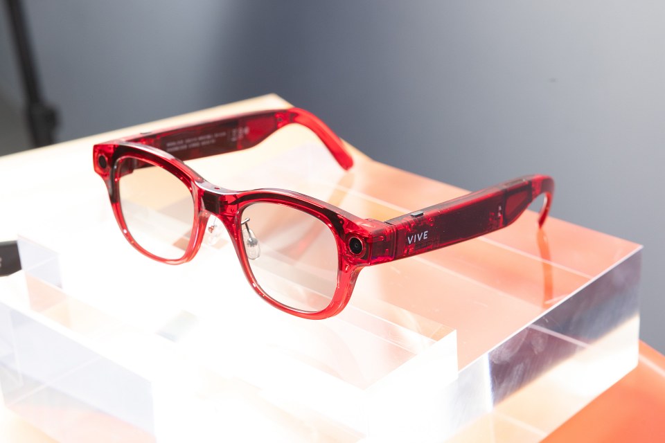 HTC智慧眼鏡 VIVE Eagle 亮點 1｜純粹半透明設計，49克輕盈配戴