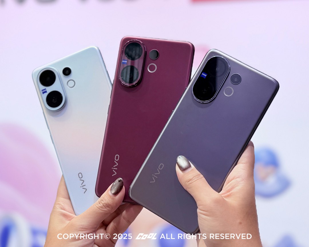 vivo V60 共推出「甜莓紫」、「靜夏藍」、「空靈灰」三款配色，建議售價為 17,990 元（ 12+256GB ）和 19,990 元（12+512GB ）。