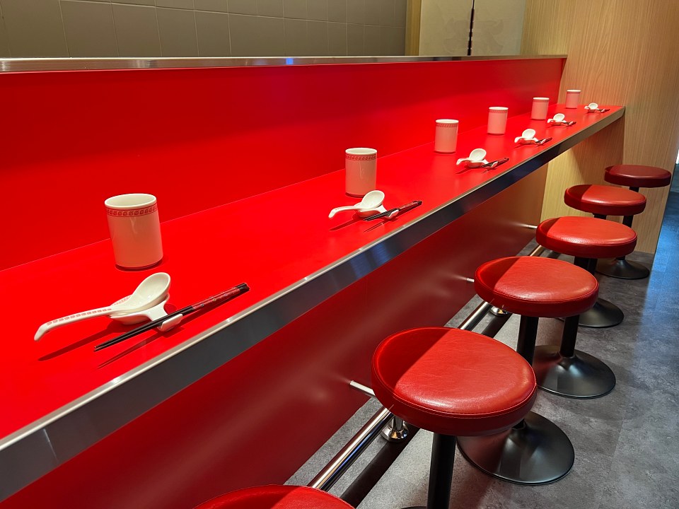 鳴人愛店「一樂拉麵」插旗北車商圈！沉浸式火影忍者主題餐廳，查克拉補滿新據點