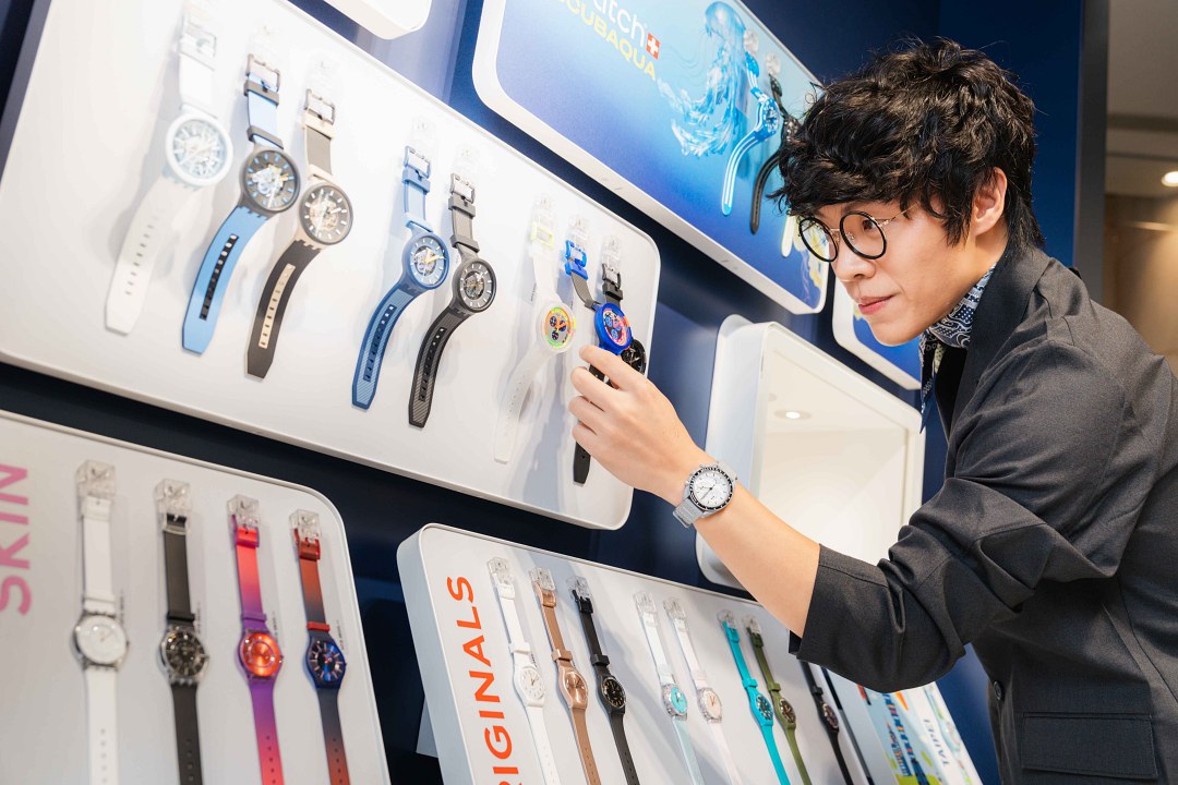 金曲歌王盧廣仲 帥氣現身 SWATCH 台北101概念店