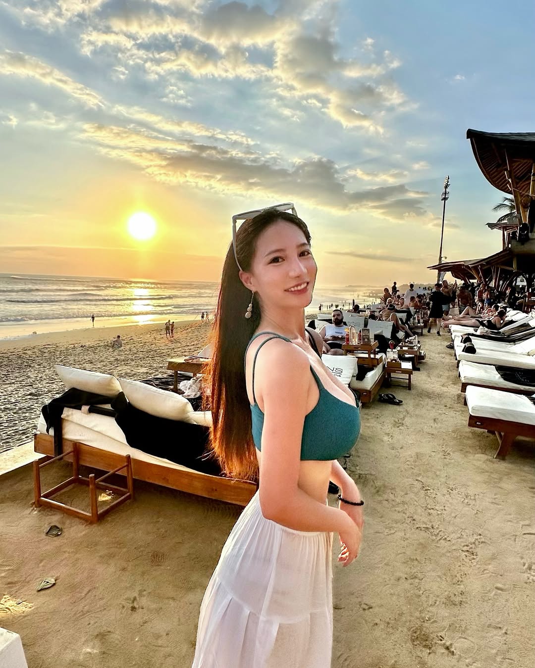 「真人版蛇姬」林采緹解放 E 級傲人美胸！比基尼展露熱辣曲線，高校制服造型宛如少女！