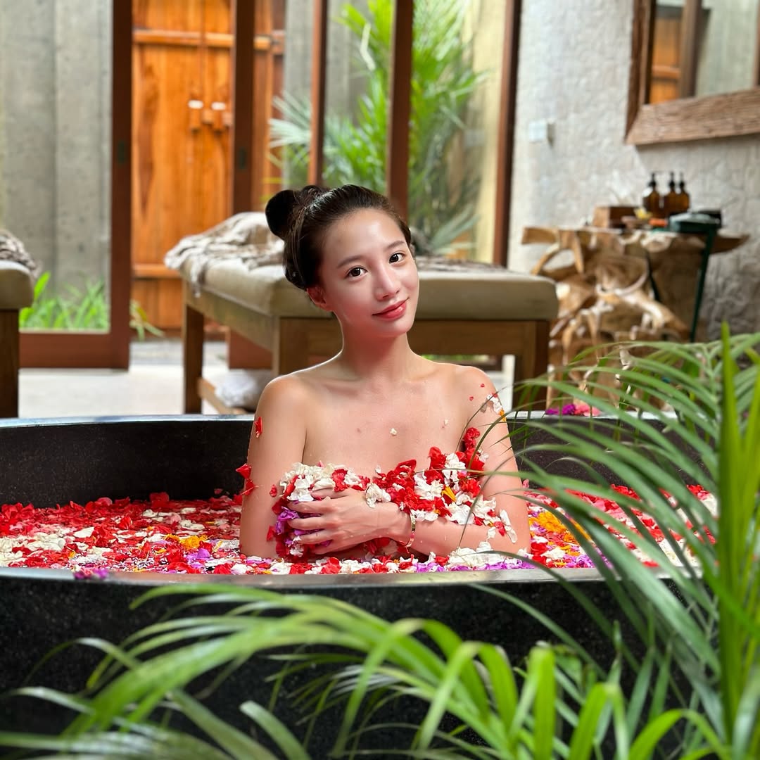 「真人版蛇姬」林采緹解放 E 級傲人美胸！比基尼展露熱辣曲線，高校制服造型宛如少女！