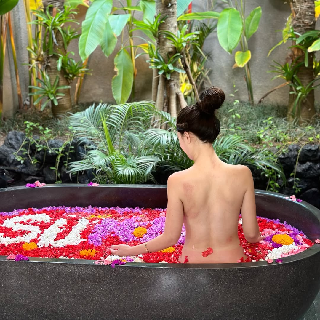 「真人版蛇姬」林采緹解放 E 級傲人美胸！比基尼展露熱辣曲線，高校制服造型宛如少女！