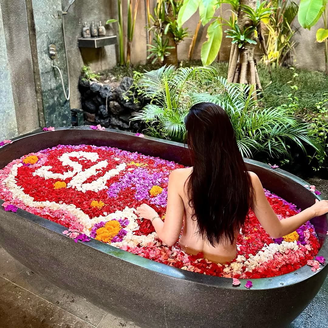 「真人版蛇姬」林采緹解放 E 級傲人美胸！比基尼展露熱辣曲線，高校制服造型宛如少女！