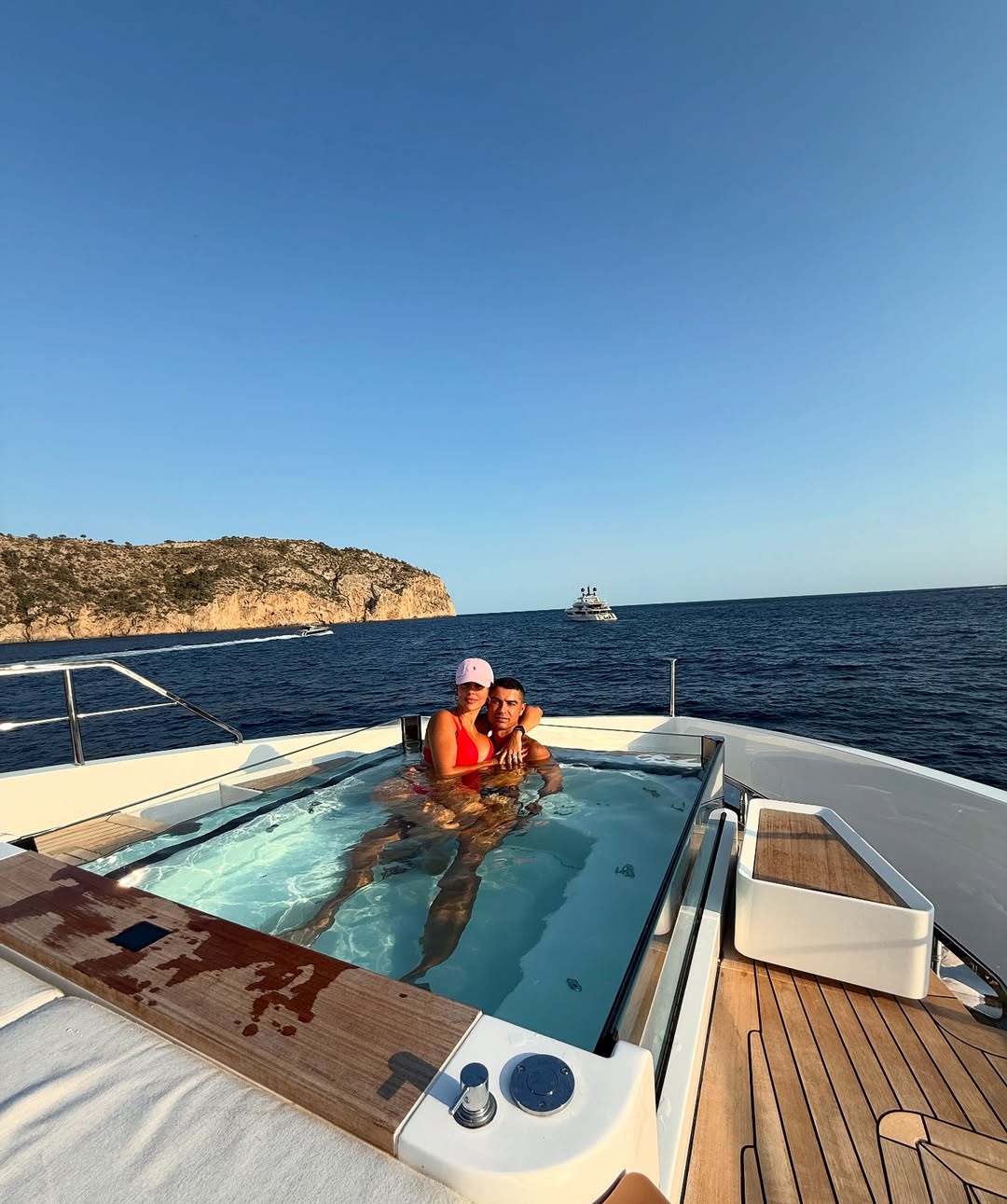 C 羅求婚成功！戀上櫃姐愛情長跑 8 年　「超大顆鑽戒」曝光網友全嗨翻