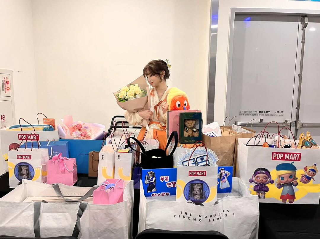 李珠珢化身「性感小秘書」！全套 OL 裝穿上身應援　2 段影片全破百萬次瀏覽