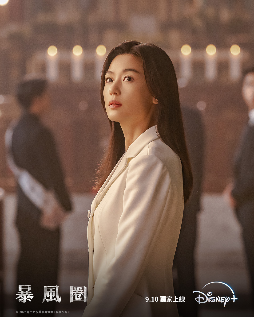 全智賢新劇《暴風圈》9/10 首播！美女外交官、秘密特工點燃危險愛情，導演大讚：「姜棟元帥到女性都會愛上他！」