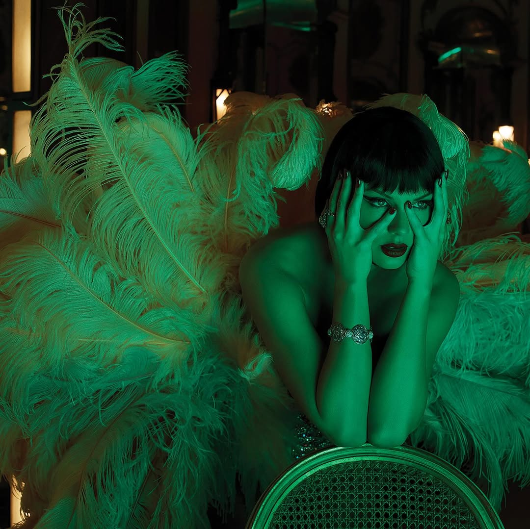 泰勒絲公開全新專輯《The Life of a Showgirl》專輯封面及曲目！10 月 3 日正式發行！