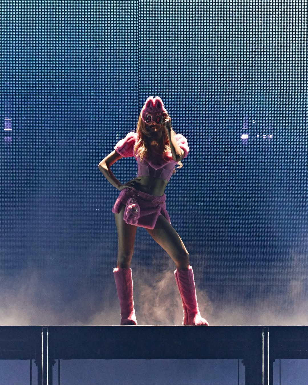 從 BLACKPINK Lisa 粉紅戰服到 Lady Gaga 哥德拉布布，Labubu 名人粉瘋玩客製