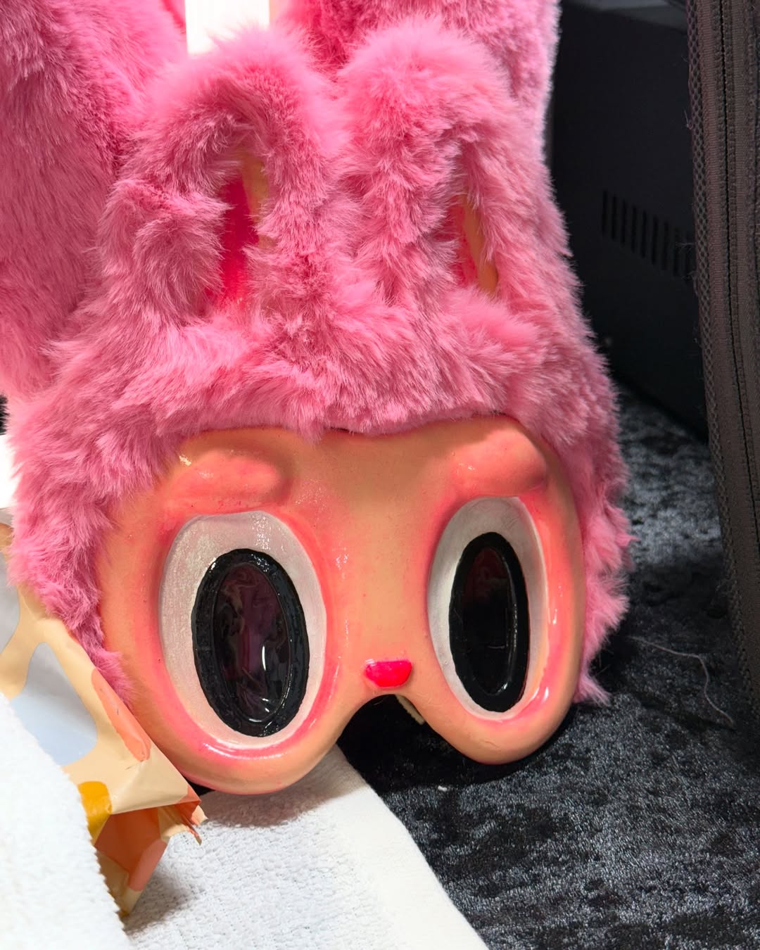 從 BLACKPINK Lisa 粉紅戰服到 Lady Gaga 哥德拉布布，Labubu 名人粉瘋玩客製