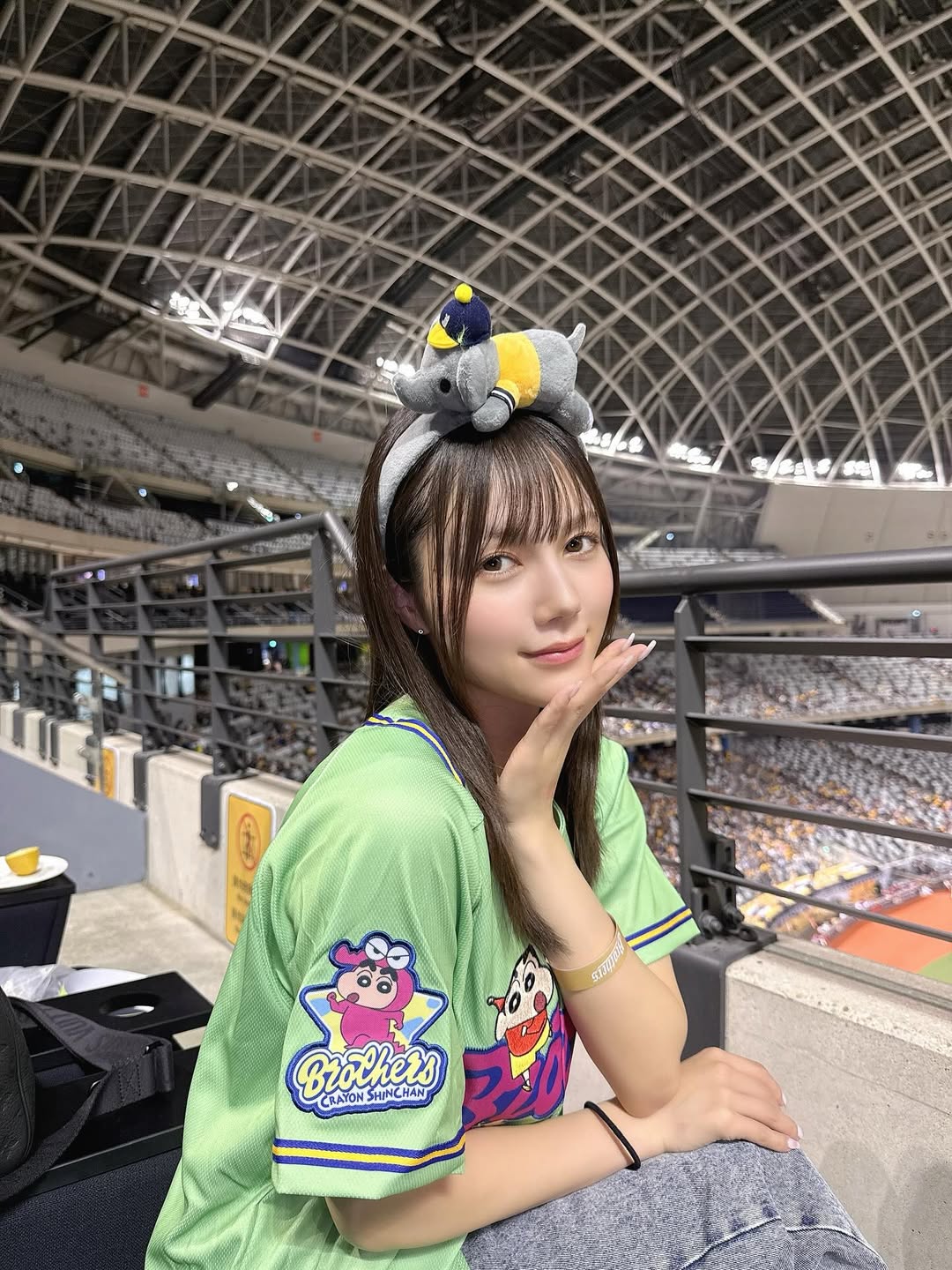 「潮流第一人」也是爪迷？涼森玲夢 驚喜現身大巨蛋，令粉絲大讚：穿上小新球衣超級好看