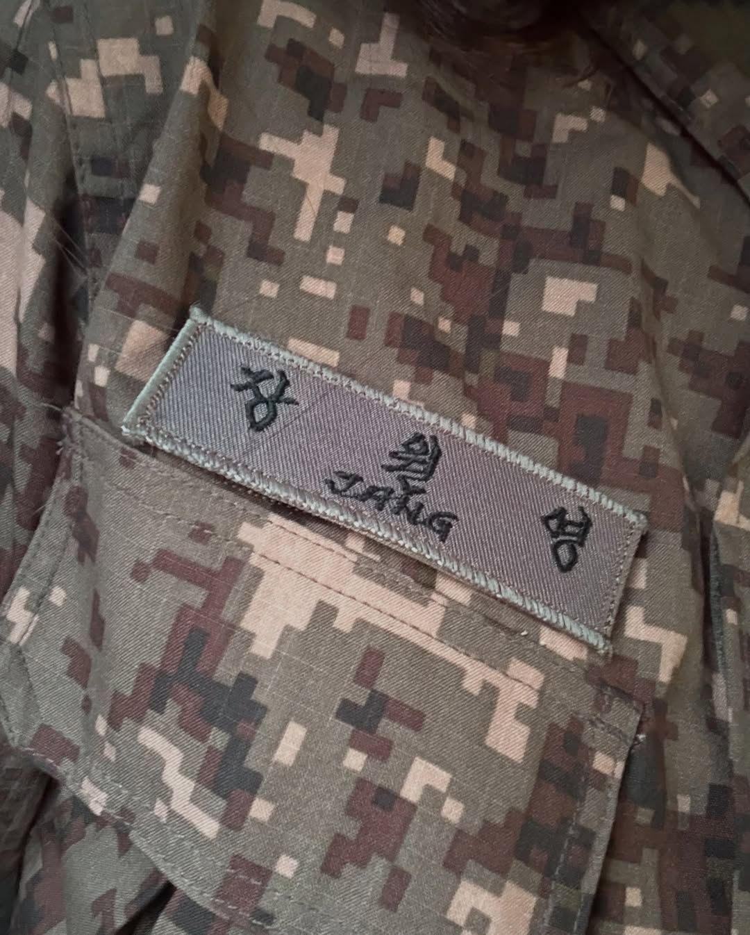 IVE 張員瑛入伍了？軍服員神出場全場融化！網：哪個單位？我也要簽！