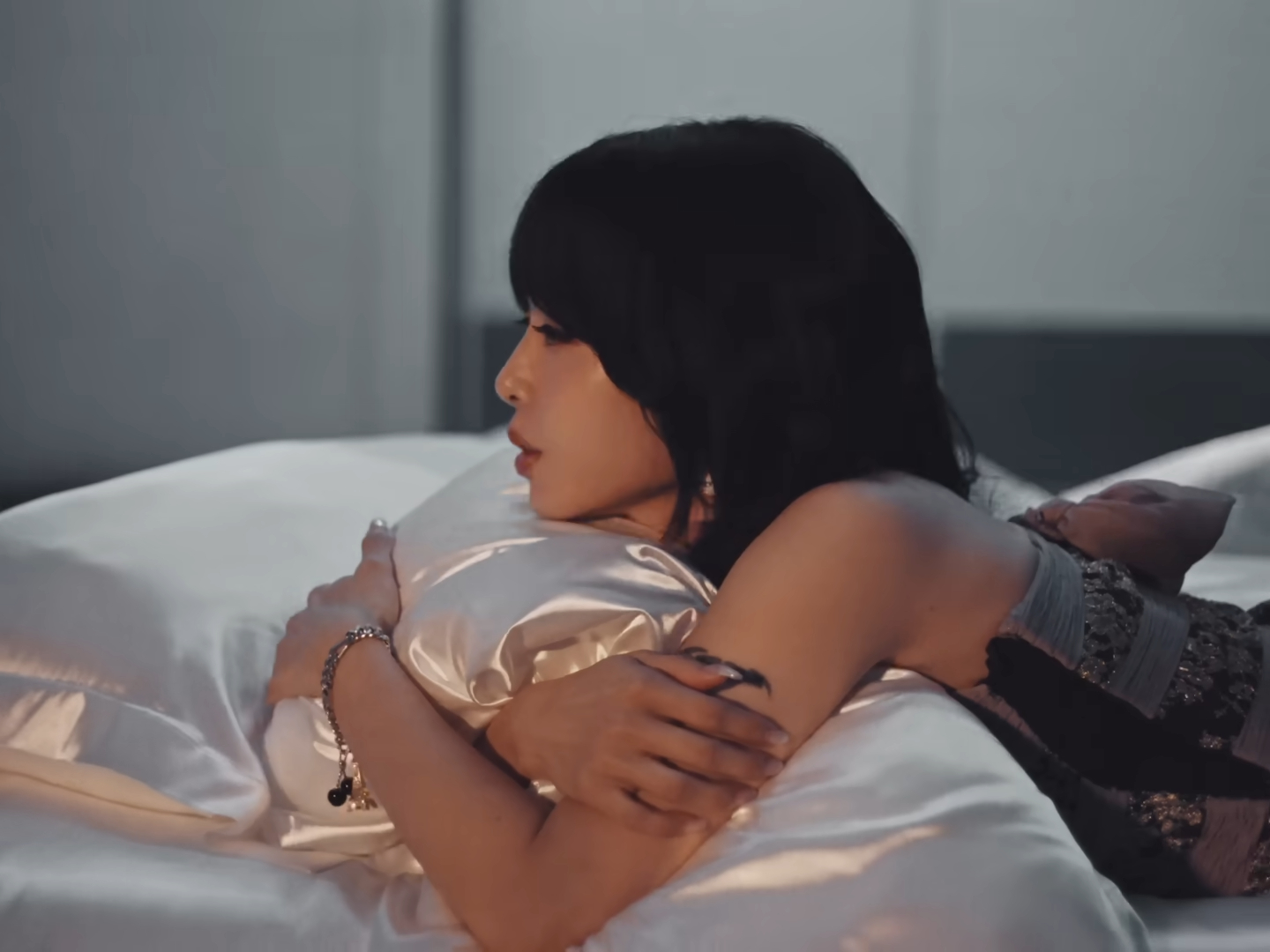 媽咪送的七夕禮物！蔡依林搭泰男神 Tor 新歌〈Pillow〉MV 正式上線！