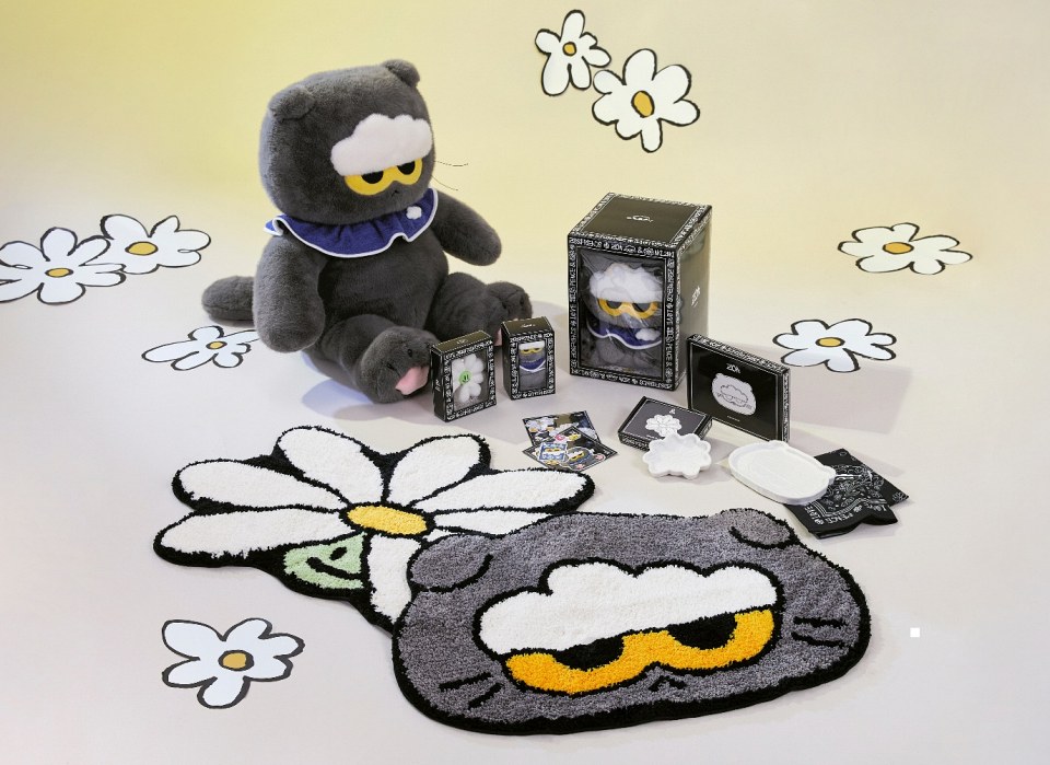 G-DRAGON 全程參與設計的商品，從療癒系玩偶、絨毛吊飾，到購物袋、造型地毯、瓷盤、貼紙、頭巾等生活好物一次滿足