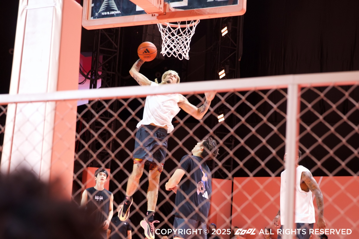 知名街球員芬達暴扣