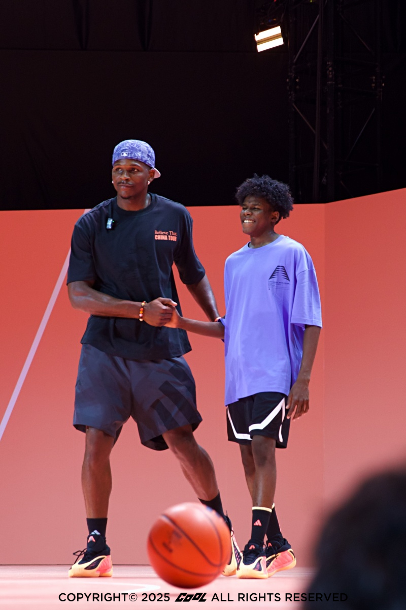 Anthony Edwards 與中國小華子