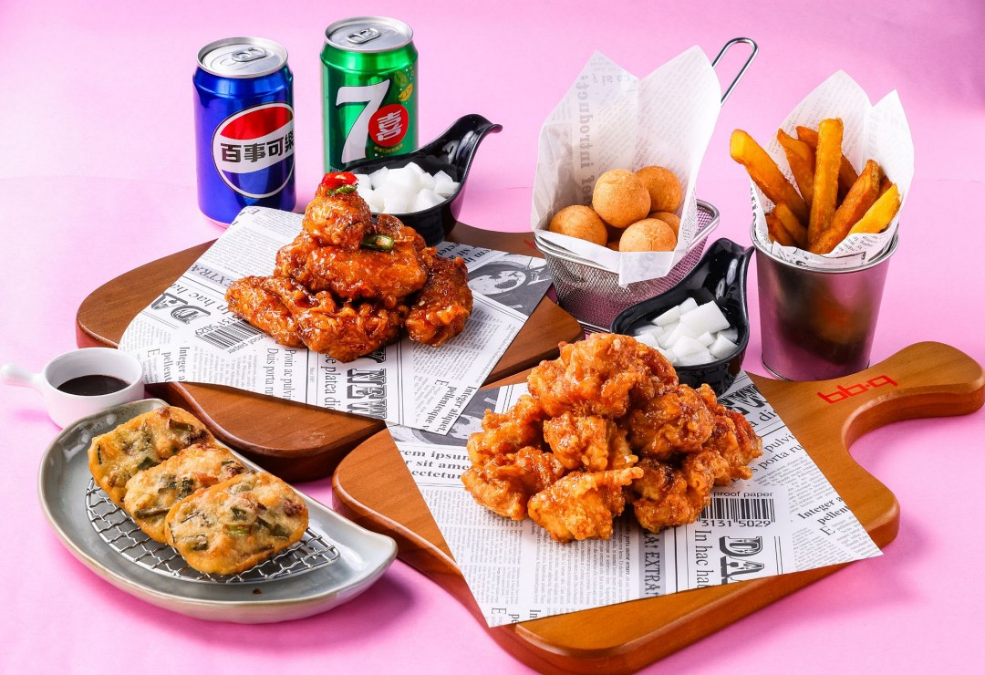 韓式炸雞連鎖品牌 bb.q CHICKEN 將自9/1-9/30祭出「開學應援餐」,限時優惠999元