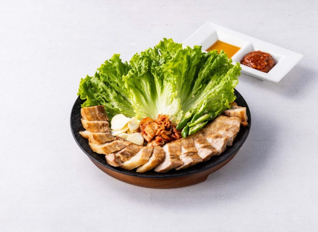 bb.q CHICKEN 五花肉肉包起來