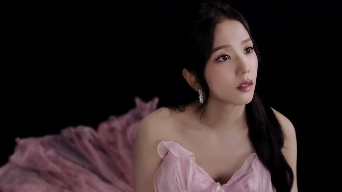 最美時尚寵兒！Jisoo 曬全新水鑽訂製服，Dior、Tommy Hilfiger全為她量身打造華麗表演裝！