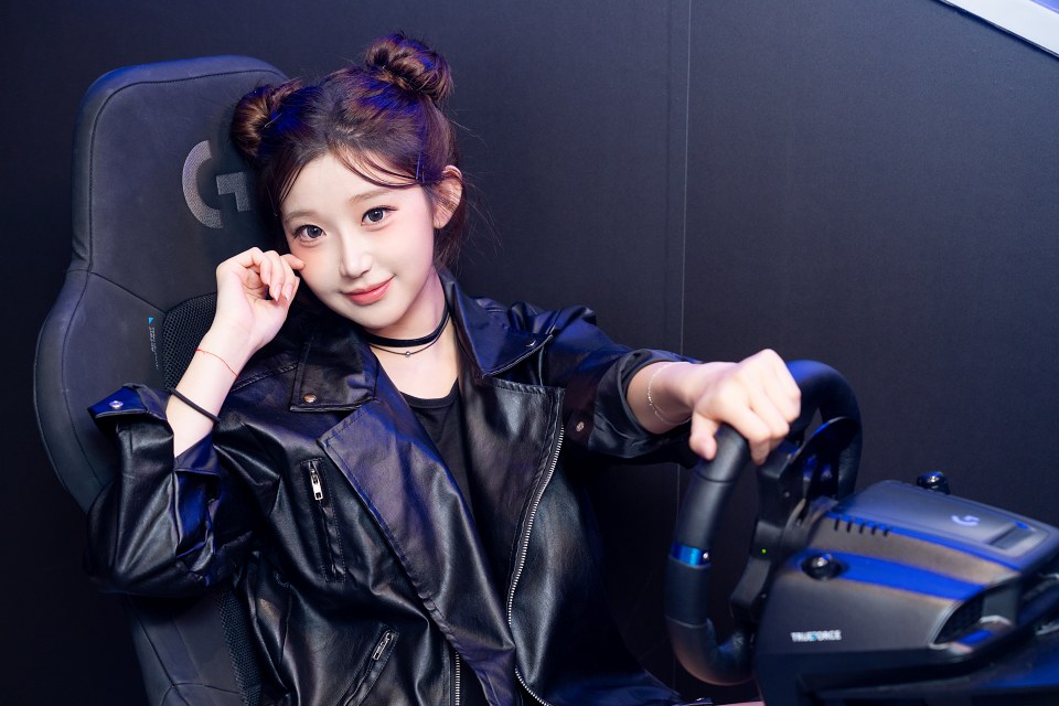 私底下最喜歡宅在家玩《LOL英雄聯盟》的李珠珢興奮表示，真想馬上回家用羅技送的電競產品打電動。