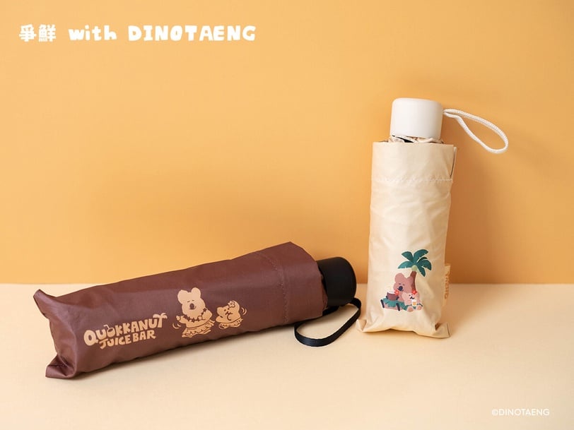 爭鮮壽司變身萌系天堂！DINOTAENG「矮袋鼠10款周邊」接力登場，從抱抱枕到摺疊傘全都要收！