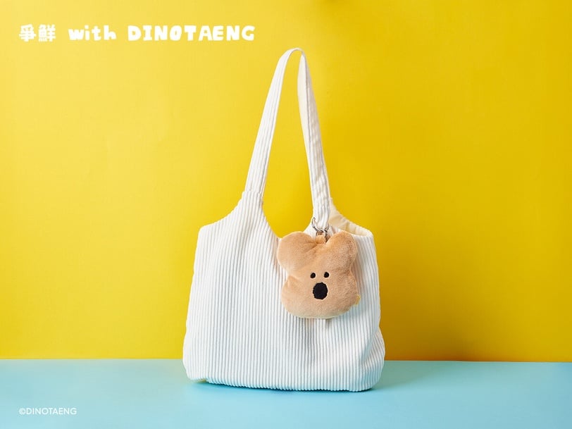 爭鮮壽司變身萌系天堂！DINOTAENG「矮袋鼠10款周邊」接力登場，從抱抱枕到摺疊傘全都要收！