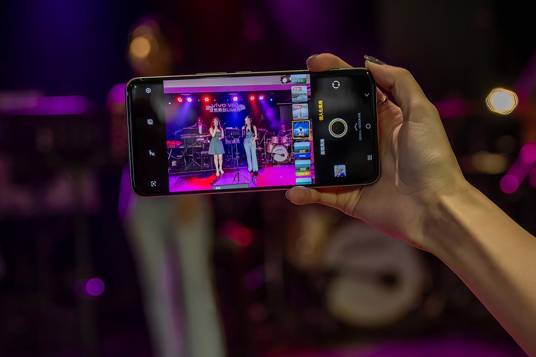 vivo V60全新搭載舞台濾鏡，能精準鎖定人物，拍出專業舞台大片。