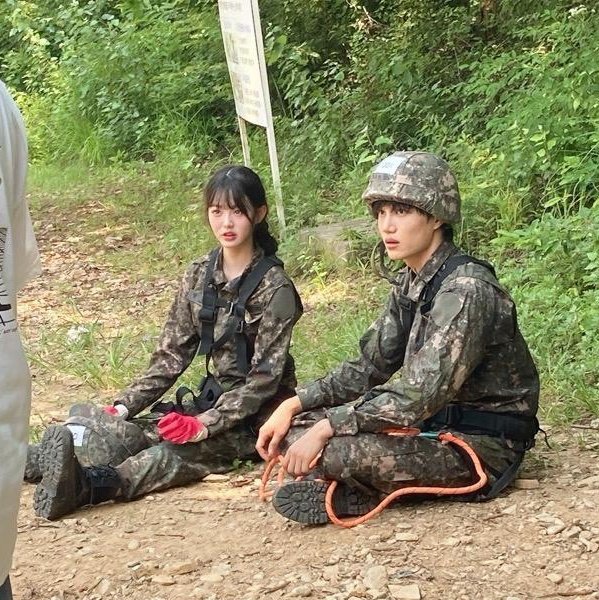 IVE 張員瑛入伍了？軍服員神出場全場融化！網：哪個單位？我也要簽！